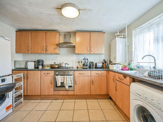 3 bedroom flat for sale