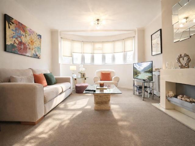 3 bedroom flat for sale