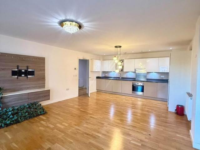 3 bedroom flat for sale