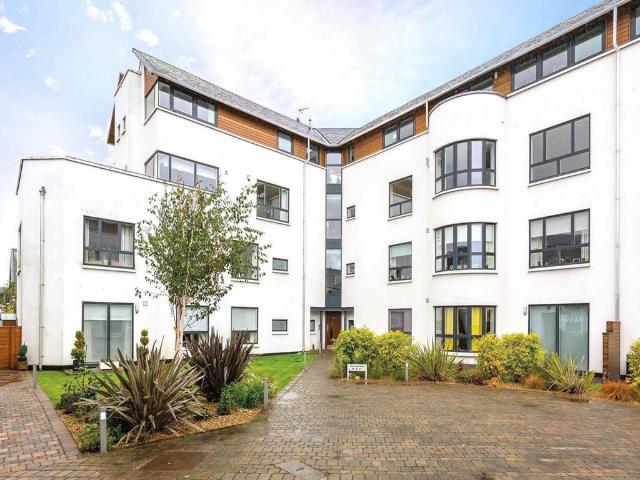3 bedroom flat for sale