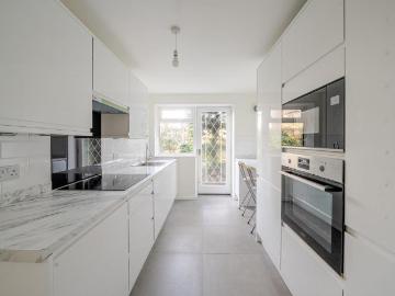 3 bedroom flat for sale