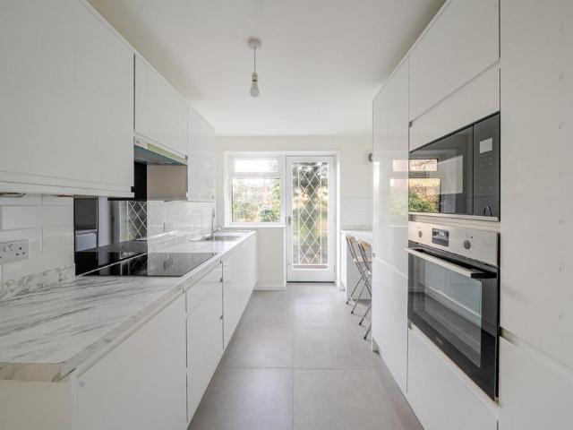3 bedroom flat for sale