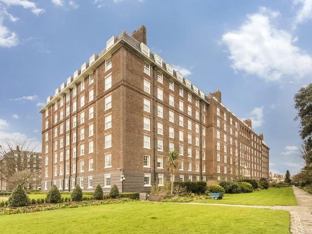 3 bedroom flat for sale