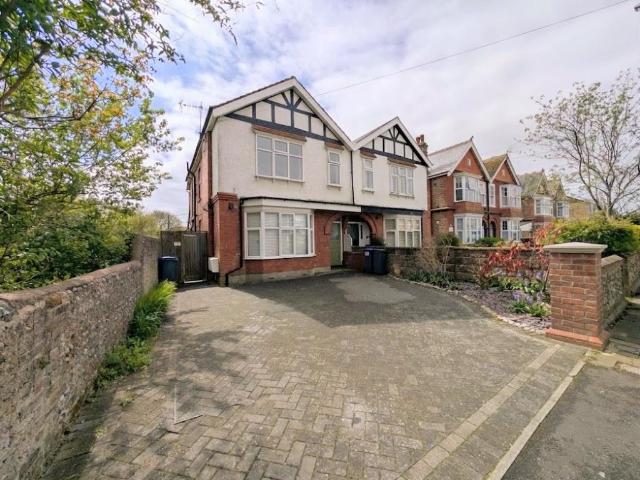 3 bedroom flat for sale