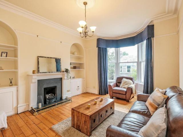 3 bedroom flat for sale