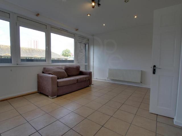 3 bedroom flat for sale