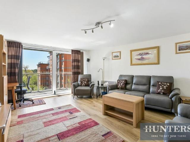 3 bedroom flat for sale