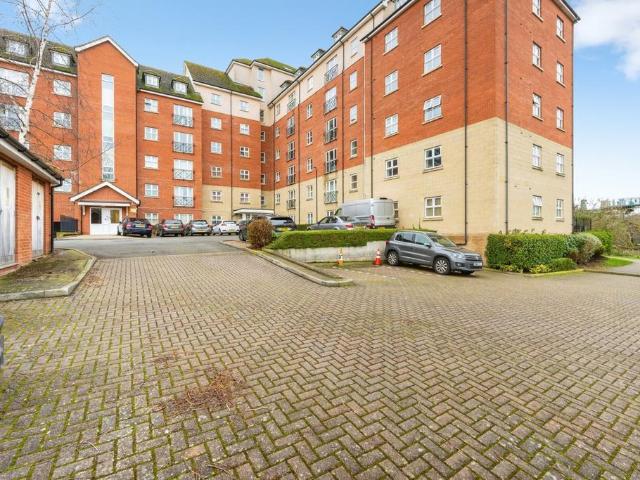 3 bedroom flat for sale