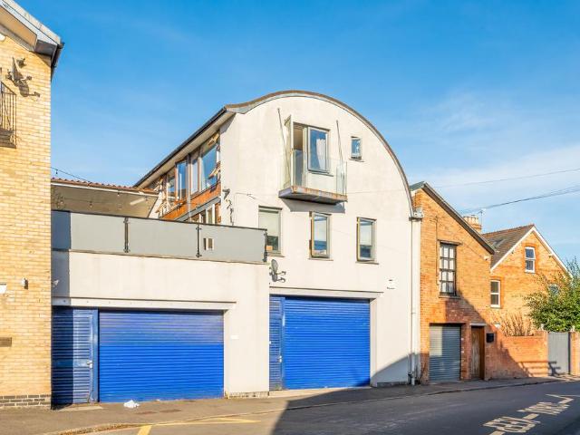 3 bedroom maisonette for sale