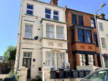 3 bedroom flat for sale