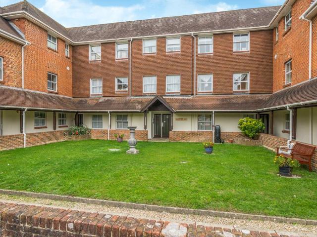 3 bedroom flat for sale