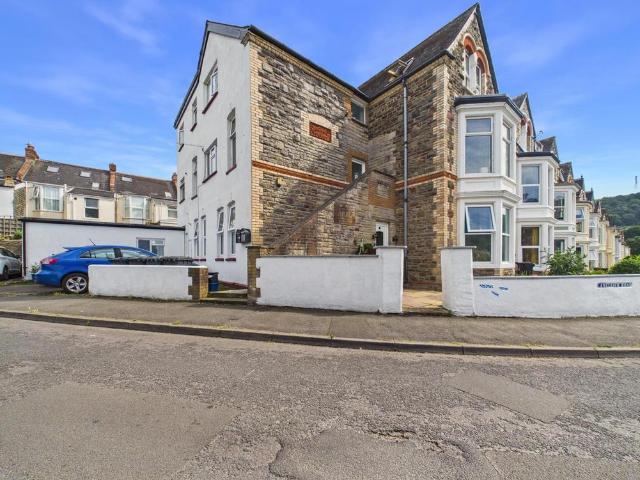 3 bedroom flat for sale