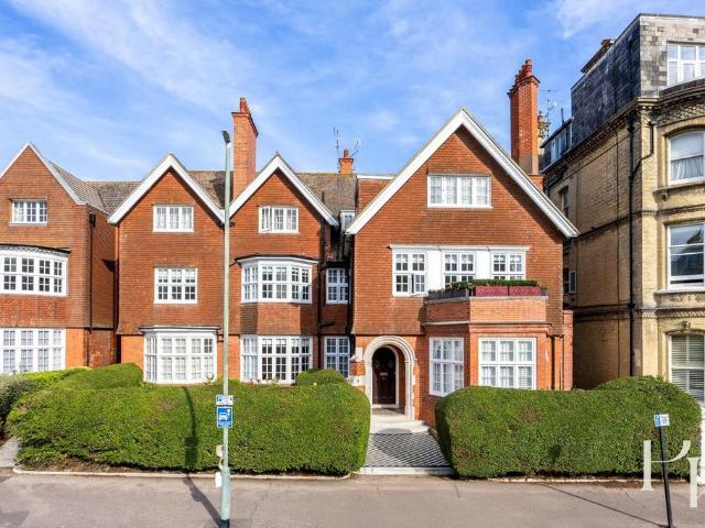 3 bedroom flat for sale