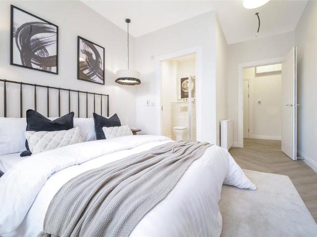 3 bedroom flat for sale