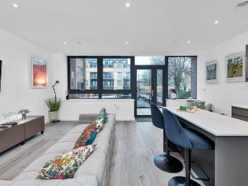 3 bedroom flat for sale