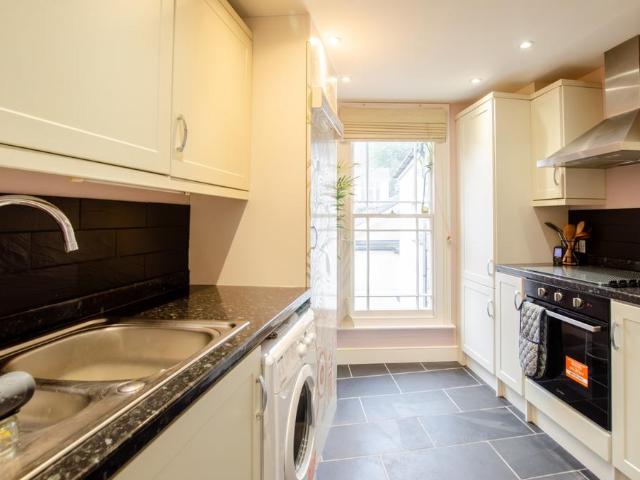 3 bedroom flat for sale