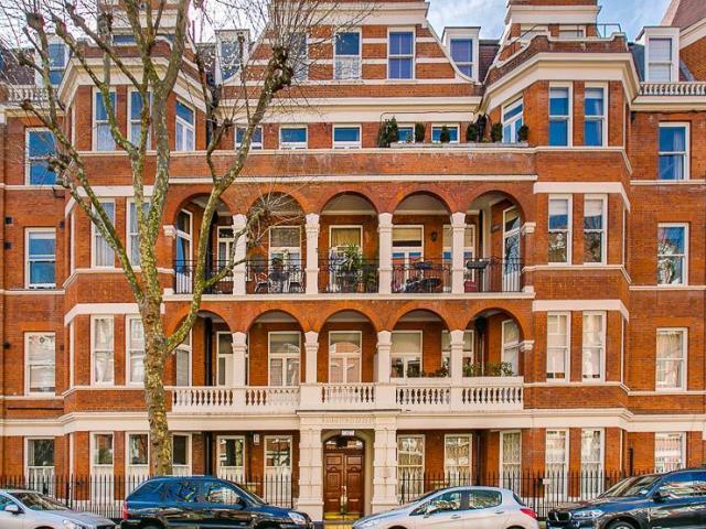 3 bedroom flat for sale