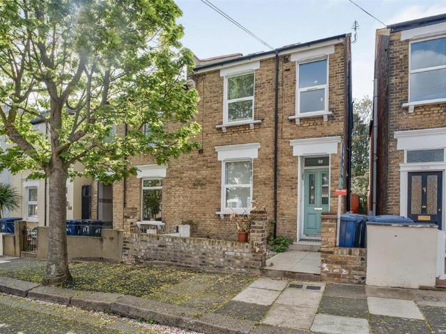 3 bedroom flat for sale
