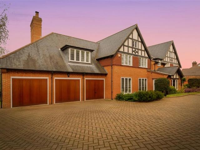 3 bedroom flat for sale