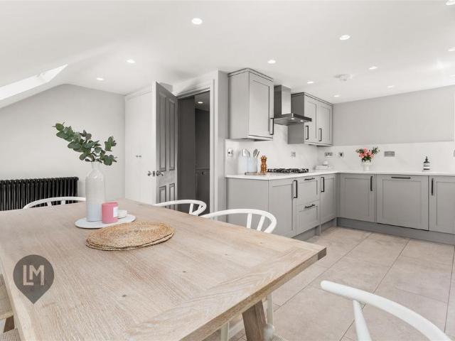 3 bedroom flat for sale