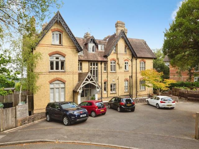 3 bedroom flat for sale
