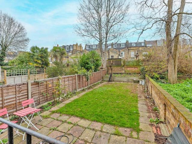 3 bedroom flat for sale