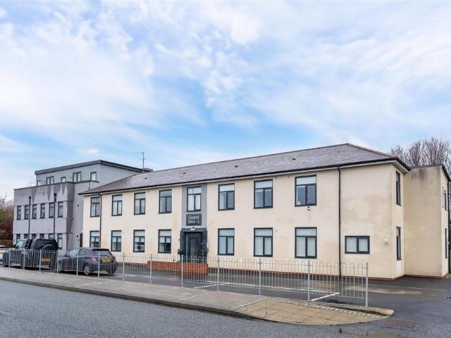 3 bedroom flat for sale