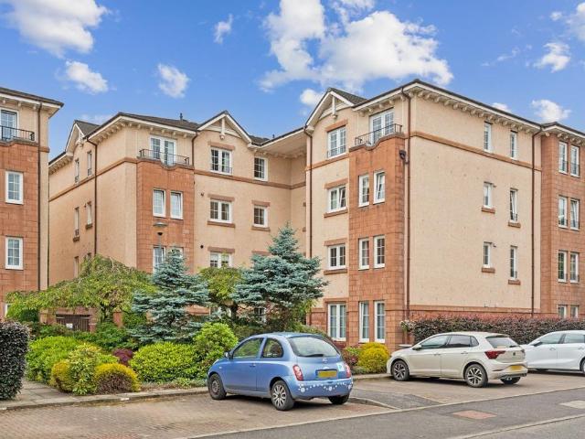 3 bedroom flat for sale
