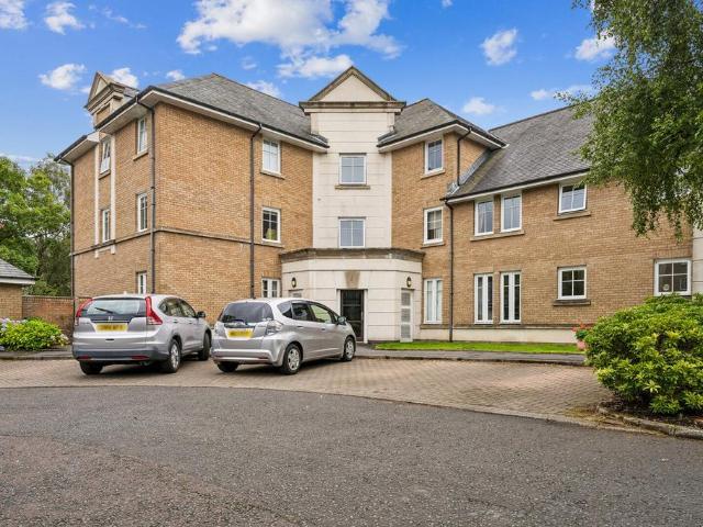 3 bedroom flat for sale