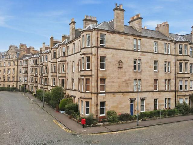 3 bedroom flat for sale