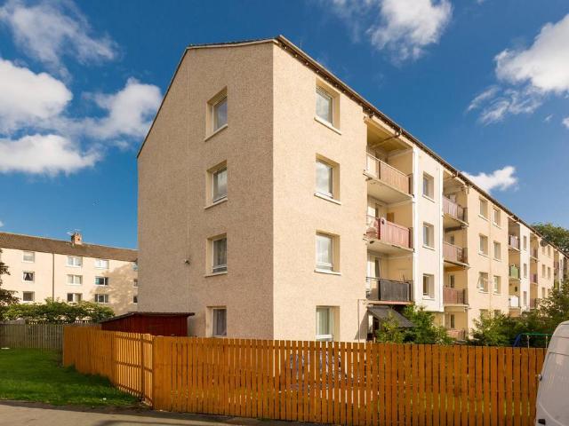 3 bedroom flat for sale