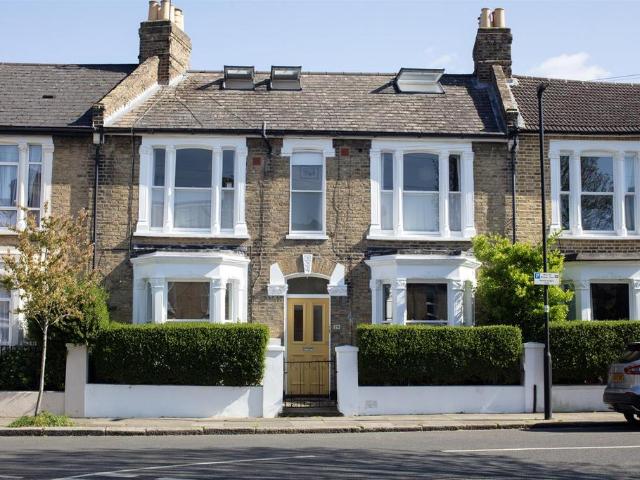 3 bedroom flat for sale