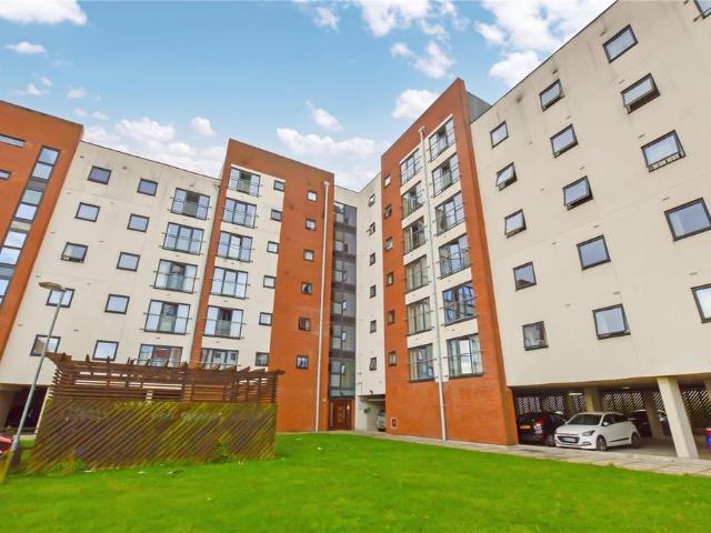 3 bedroom flat for sale