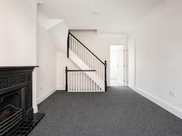 3 bedroom flat for sale