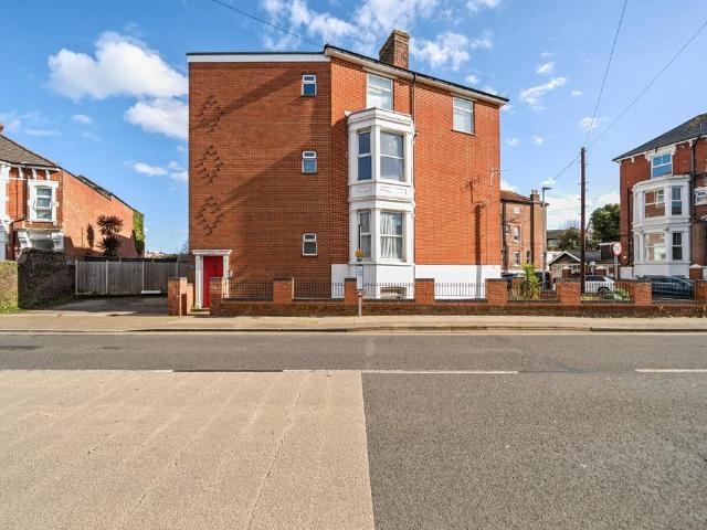 3 bedroom flat for sale