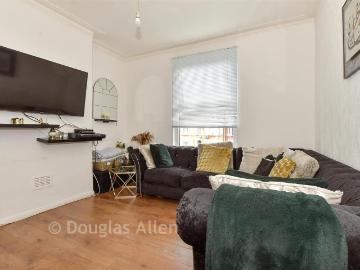 3 bedroom flat for sale