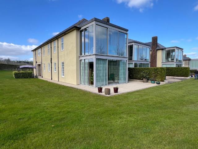 3 bedroom flat for sale