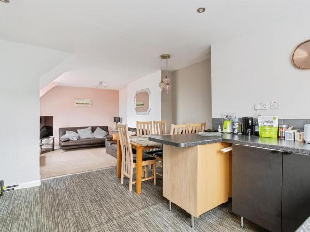 3 bedroom flat for sale
