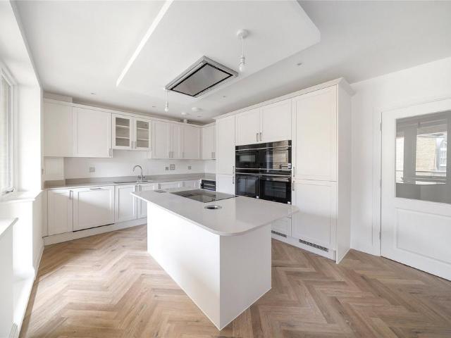 3 bedroom flat for sale