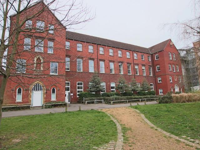 3 bedroom flat for sale