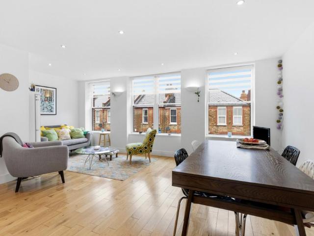3 bedroom flat for sale