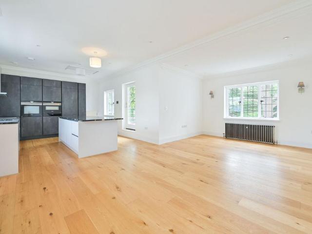 3 bedroom flat for sale