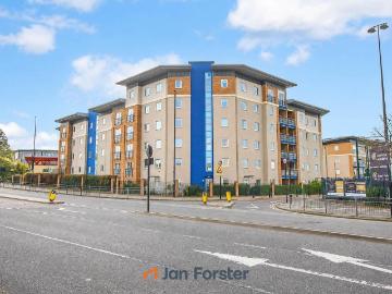 3 bedroom flat for sale