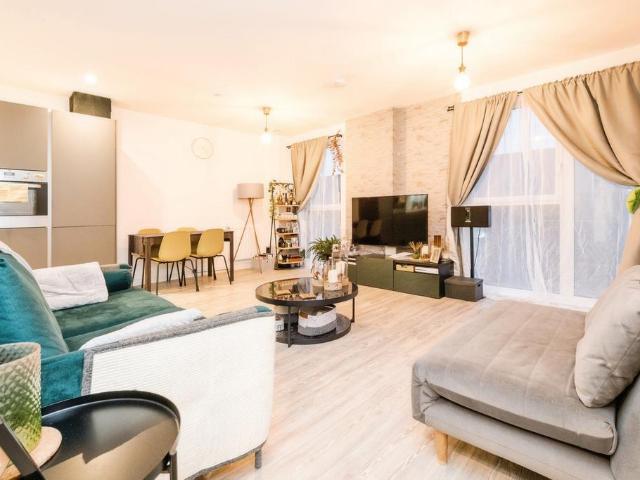 3 bedroom flat for sale