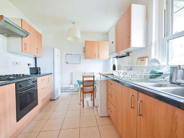 3 bedroom flat for sale