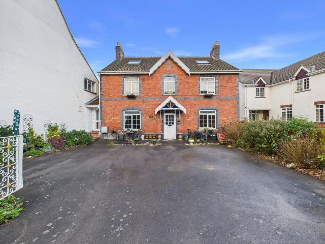 3 bedroom flat for sale