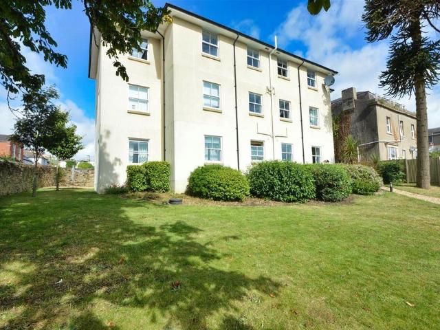 3 bedroom flat for sale