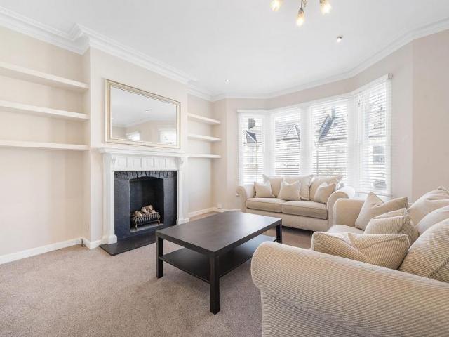 3 bedroom flat for sale