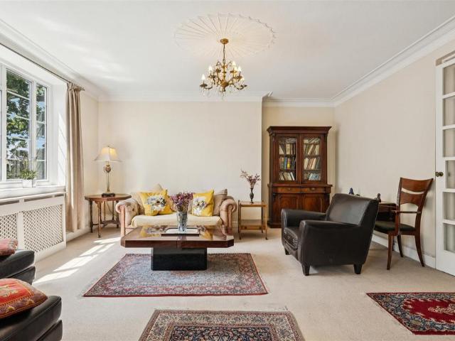 3 bedroom flat for sale