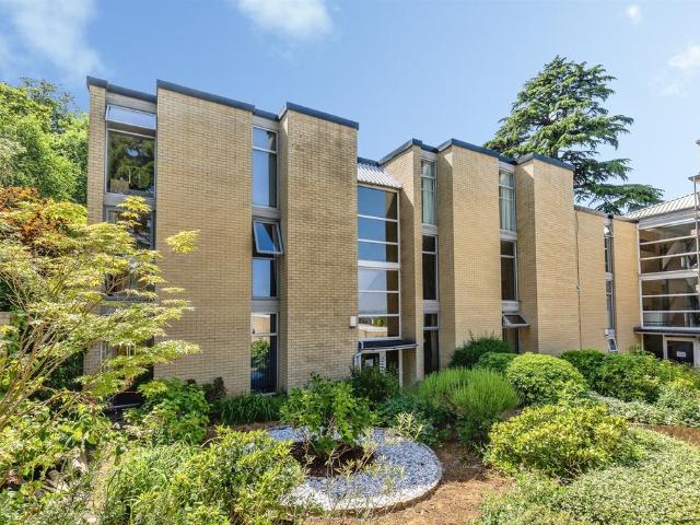3 bedroom flat for sale